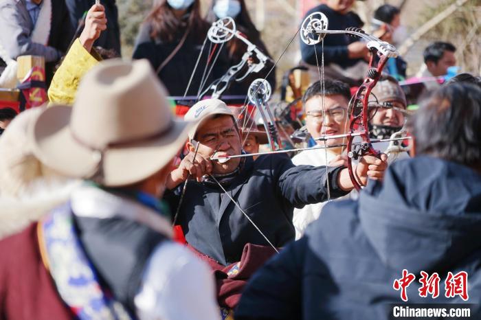 圖為藏族民眾比拼射箭技藝?！●R銘言 攝