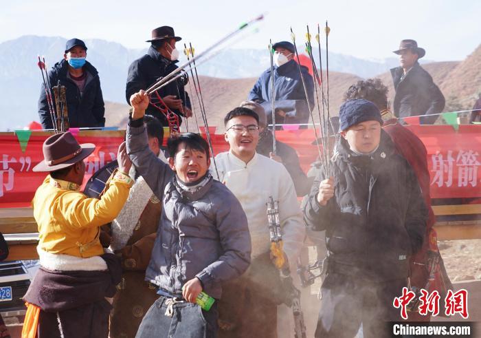 圖為藏族民眾跺腳歡呼慶祝弓箭手射中靶心?！●R銘言 攝
