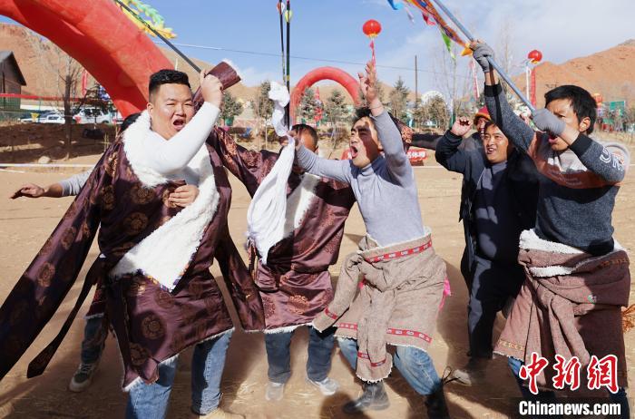圖為藏族民眾跺腳歡呼慶祝弓箭手射中靶心?！●R銘言 攝