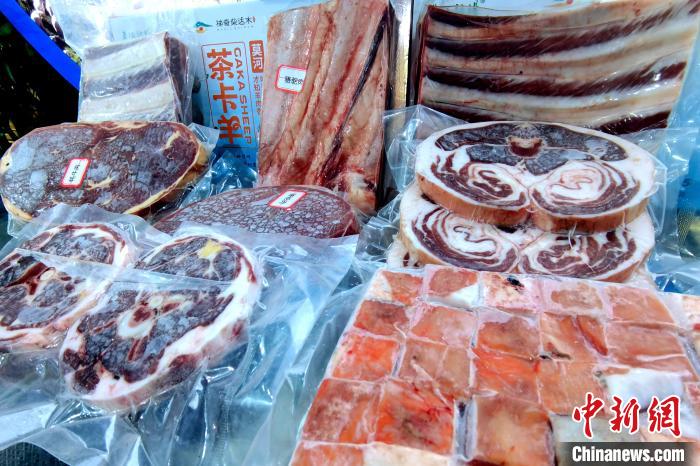 圖為前來參展的柴達(dá)木肉類?！±铍h 攝