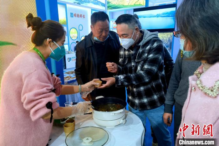 圖為杭州市民品嘗茶卡羊肉?！±铍h 攝