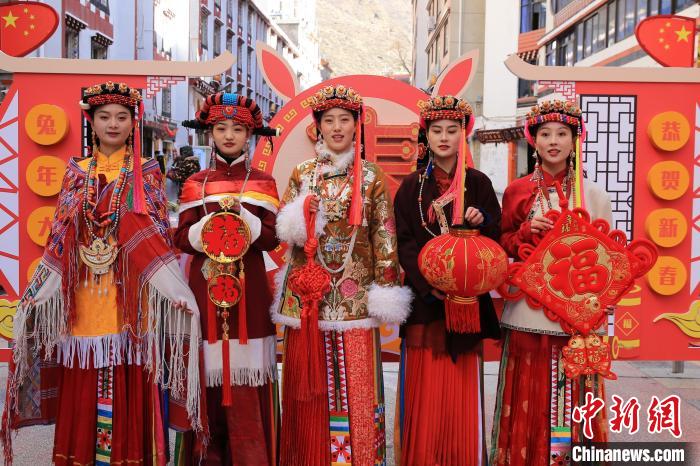 丹巴美女送祝福，迎新年?！±钣腊?攝