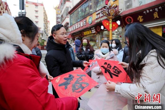 街頭市民收到送的“福”字?！±钣腊?攝
