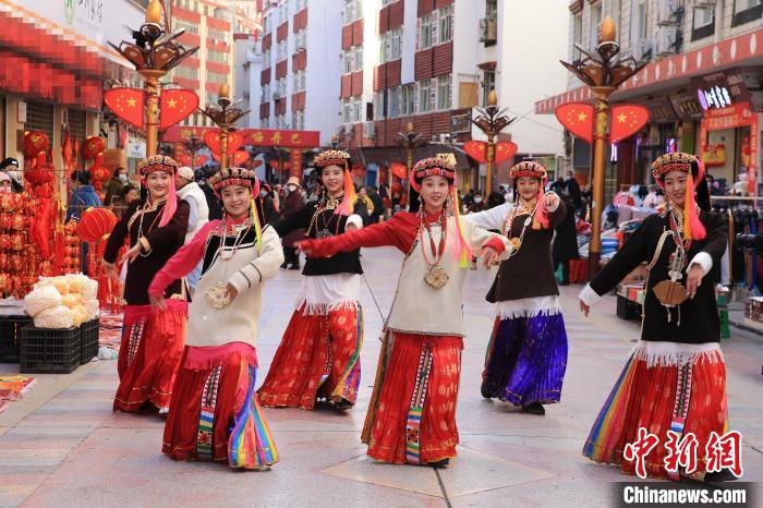 丹巴女孩在街頭跳起歡快歌舞迎接新年到來(lái)?！〖o 攝