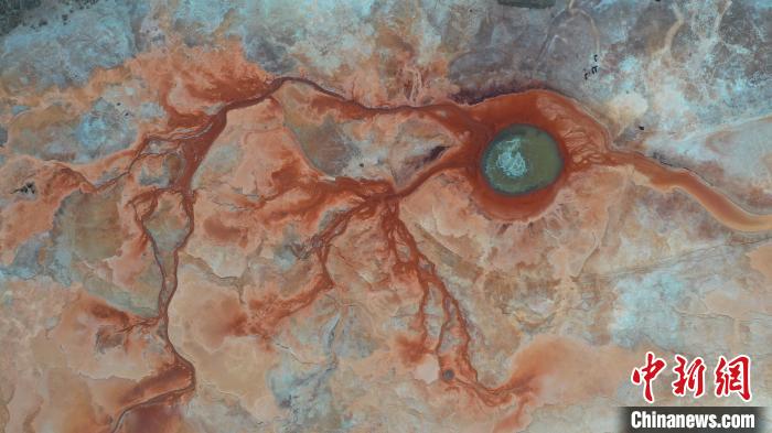 圖為海西州境內(nèi)的“網(wǎng)紅”景點“惡魔之眼”?！≮w凜松 攝