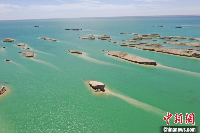 圖為海西州境內(nèi)的水上雅丹風光。　趙凜松 攝