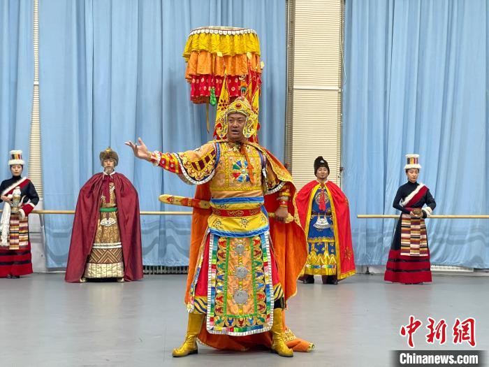 圖為格薩爾劇展演。　巷欠才讓 供圖