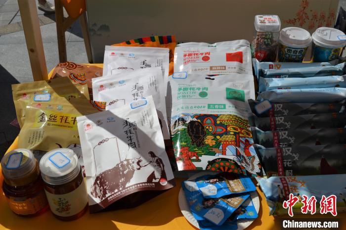推介活動上的農(nóng)特產(chǎn)品展示?！≈炝杞?攝