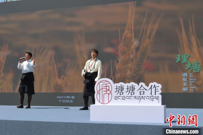 “康巴漢子”現(xiàn)場獻(xiàn)唱。　朱凌捷 攝