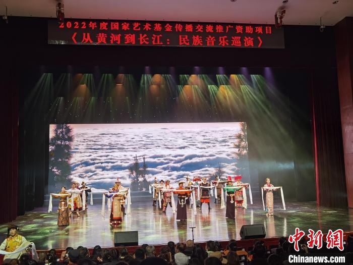 圖為演出現(xiàn)場?！∨擞隄?攝