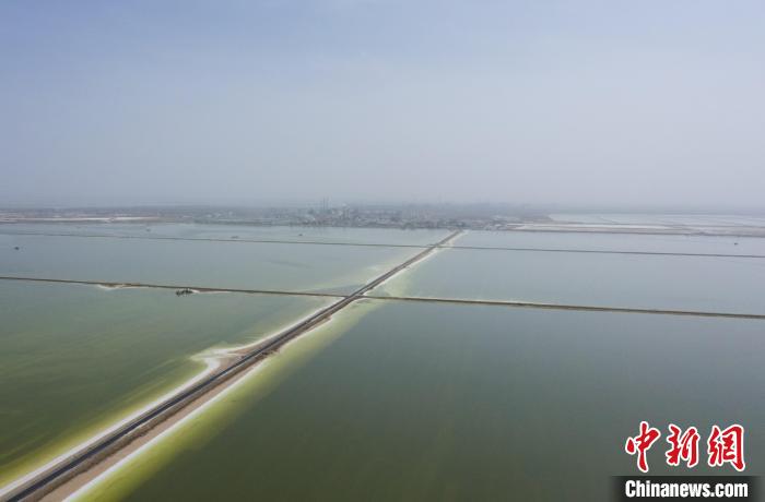 航拍春日的察爾汗鹽湖?！●R銘言 攝