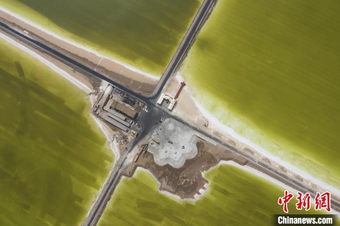 航拍春日的察爾汗鹽湖?！●R銘言 攝