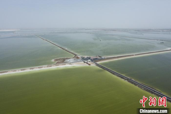 航拍春日的察爾汗鹽湖?！●R銘言 攝