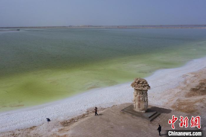 航拍春日的察爾汗鹽湖?！●R銘言 攝