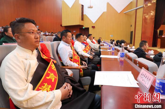 圖為玉樹(shù)州民族團(tuán)結(jié)進(jìn)步創(chuàng)建工作推進(jìn)會(huì)現(xiàn)場(chǎng)?！『F龍 攝