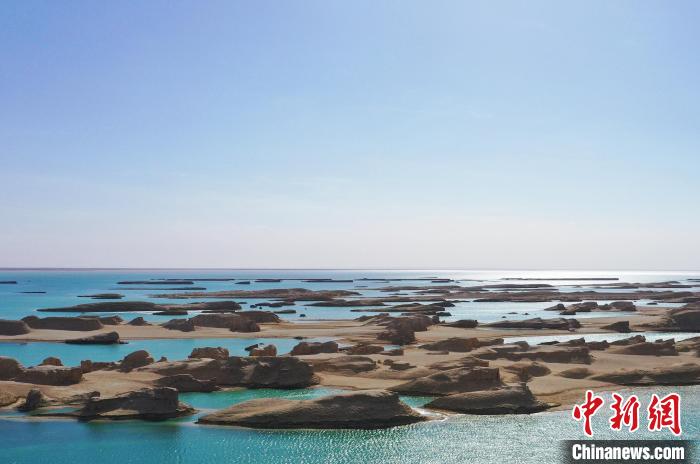 航拍青海大柴旦烏素特水上雅丹奇特景觀?！●R銘言 攝
