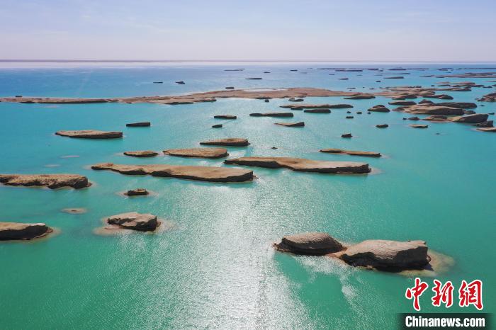 航拍青海大柴旦烏素特水上雅丹奇特景觀?！●R銘言 攝