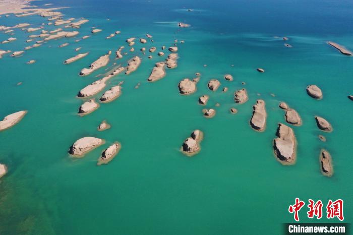 航拍青海大柴旦烏素特水上雅丹奇特景觀。　馬銘言 攝