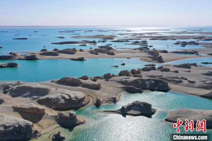 航拍青海大柴旦烏素特水上雅丹奇特景觀。　馬銘言 攝