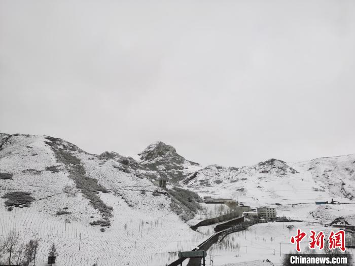 圖為青海省東南部的青沙山區(qū)域銀裝素裹?！?zhí)砀?攝