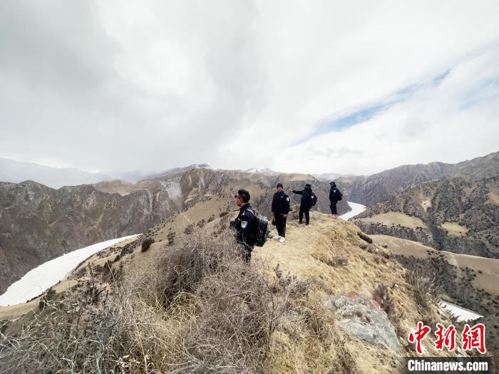 圖為曲麻萊縣崗當(dāng)村的生態(tài)管護(hù)人員開展巡護(hù)。　丁巴達(dá)杰 攝