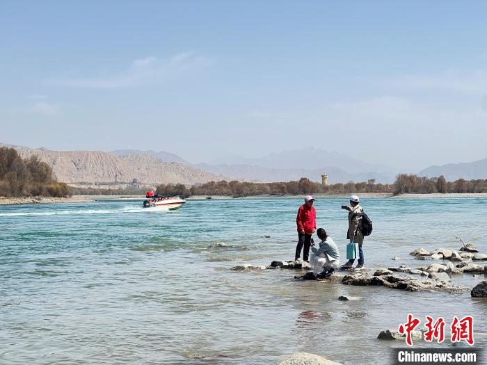 圖為游客在黃河岸畔游玩，并與黃河合影留念?！∑钤鲚?攝