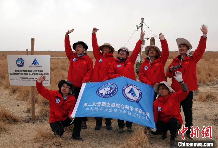 經過不懈努力，格爾木濕地站終于建成，第二次青藏科考中科院空天院分隊向航拍無人機揮手合影?！?lt;a target='_blank' href='/'><p  align=