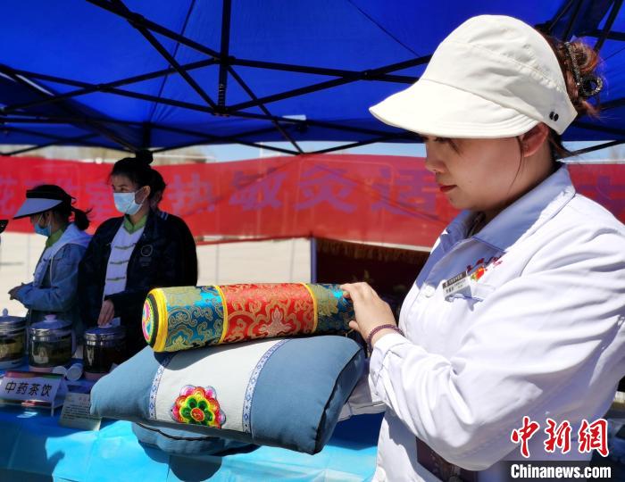 圖為青海省互助縣的中藥枕頭?！?zhí)砀?攝