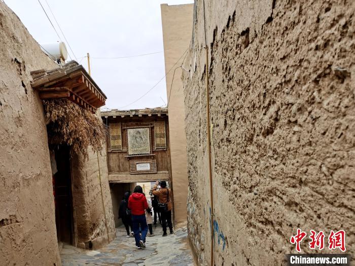 圖為古堡內的巷道。　張?zhí)砀?攝