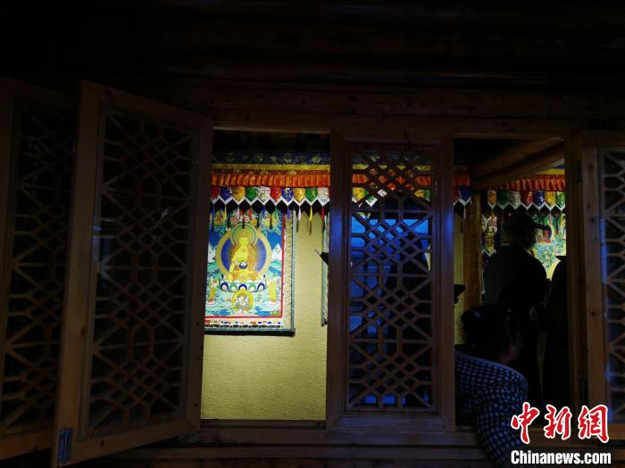 圖為作為展廳的古堡內一座土木二層結構“廊房式”建筑?！?zhí)砀?攝