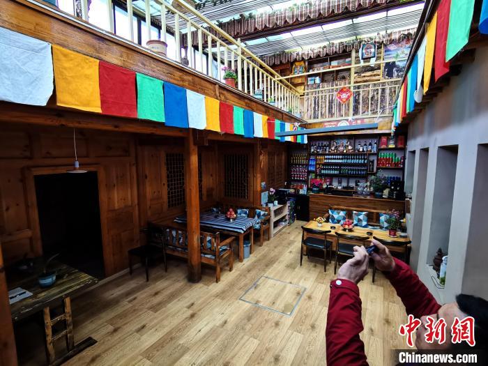 圖為古堡內兼具傳統(tǒng)與現(xiàn)代特色的咖啡館。　張?zhí)砀?攝