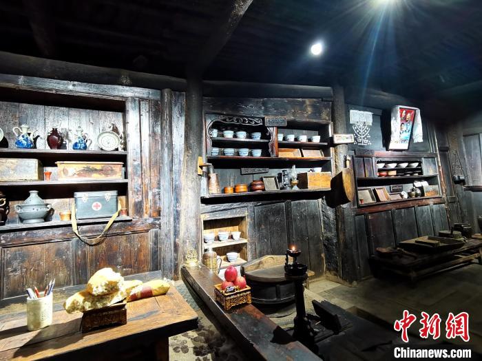 圖為古堡內生活場景展示?！?zhí)砀?攝