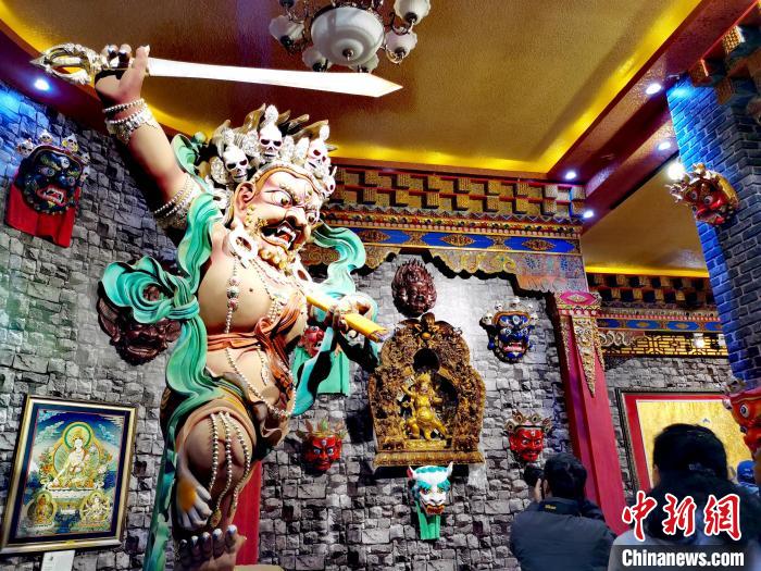 青海“金色谷地”熱貢：唐卡、泥塑璀璨奪目