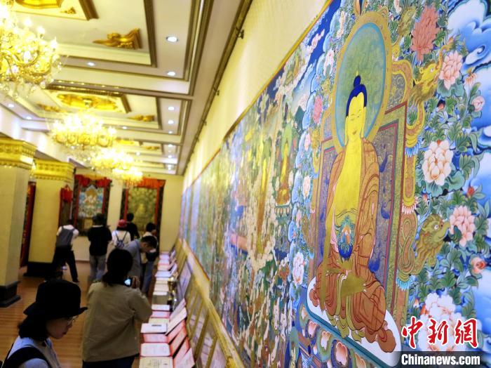 圖為熱貢龍樹(shù)畫(huà)苑內(nèi)的唐卡。　張?zhí)砀?攝