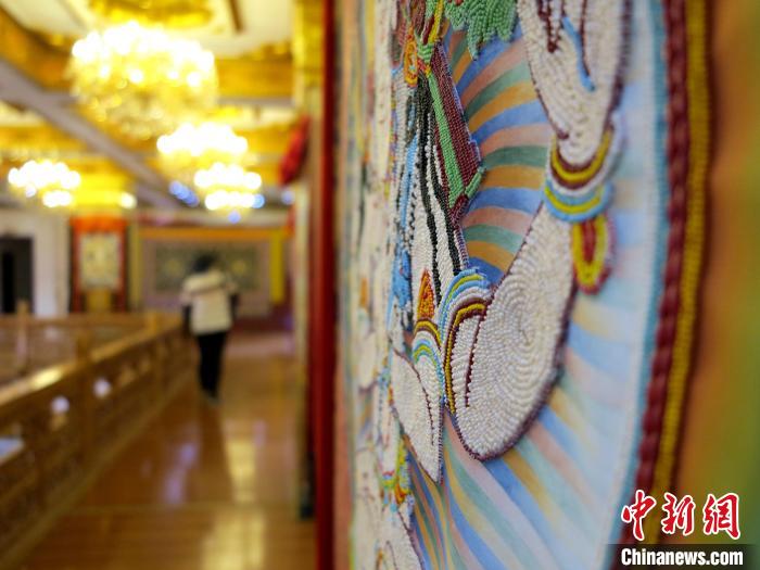 圖為黃南州同仁市熱貢龍樹(shù)畫(huà)苑內(nèi)的珍珠唐卡?！?zhí)砀?攝