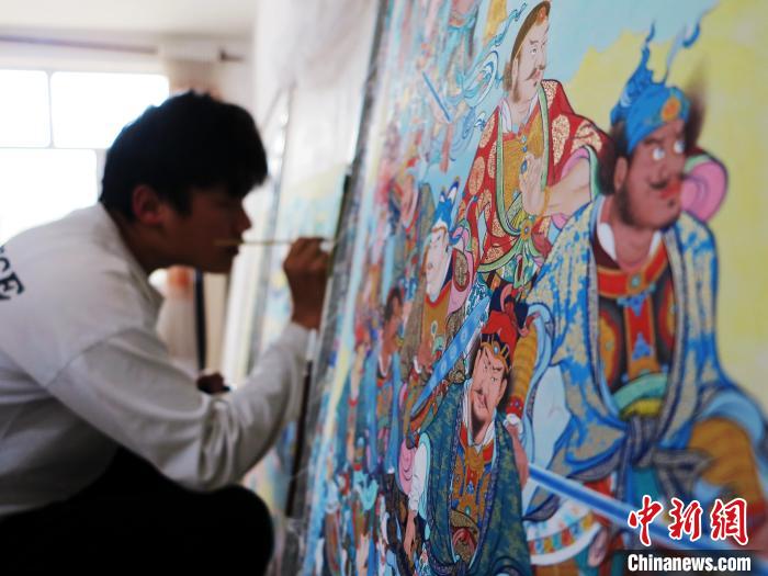 圖為熱貢龍樹(shù)畫(huà)苑內(nèi)的學(xué)徒繪畫(huà)唐卡?！?zhí)砀?攝
