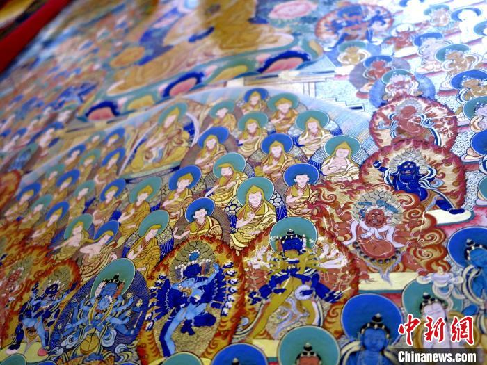 圖為熱貢龍樹(shù)畫(huà)苑內(nèi)展覽的唐卡局部?！?zhí)砀?攝