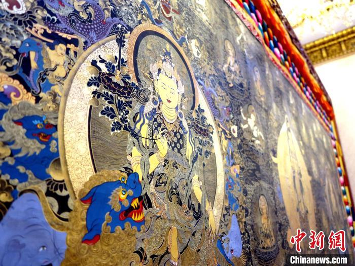 圖為熱貢龍樹(shù)畫(huà)苑內(nèi)的唐卡?！?zhí)砀?攝