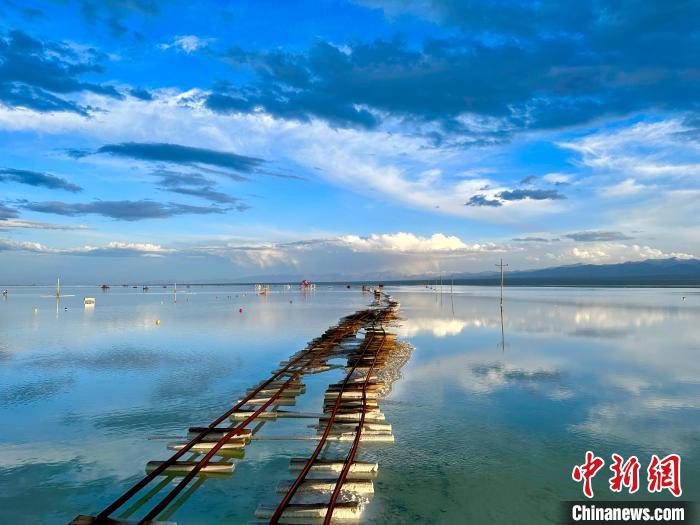 圖為茶卡鹽湖景區(qū)風光?！⒀?攝