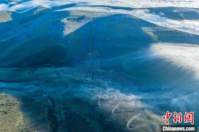 云霧下的柯拉一期光伏電站場一角?！⒅铱?攝