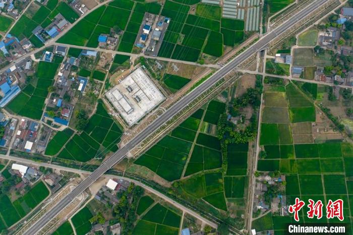 空中俯瞰綿竹牽引變電所和川青鐵路成黃段鐵路線?！⒅铱?攝