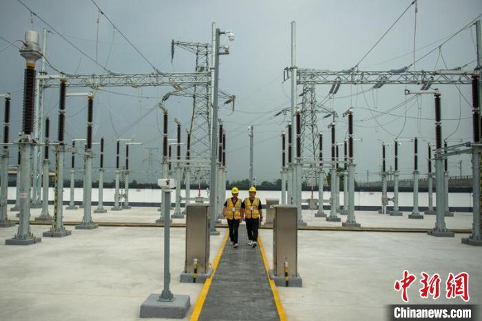 工作人員正在綿竹牽引變電所內巡查設備受電運行情況?！⒅铱?攝