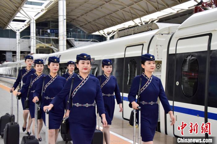 圖為青藏鐵路西格段“復興號”動車組乘務員新制服亮相?！|科力加 攝
