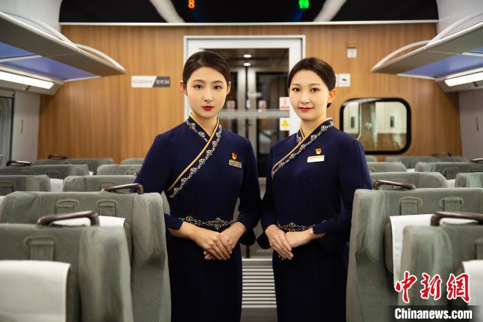 圖為整體色彩以“深藏青”為主調的西格段“復興號”動車組乘務員新制服?！±罾?攝
