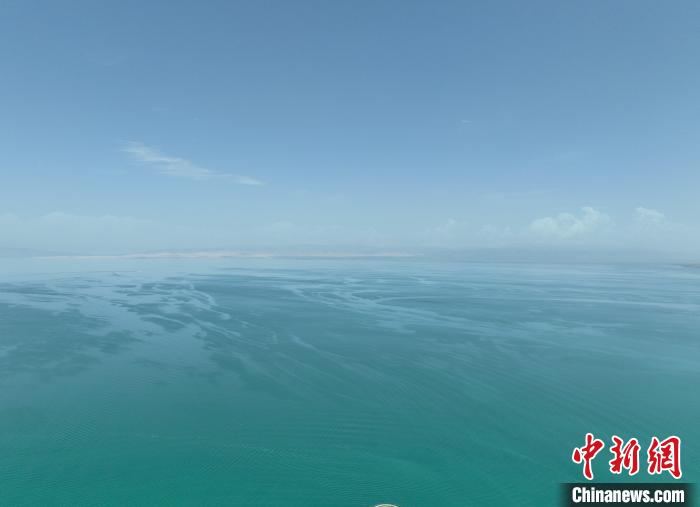 圖為航拍仲夏時(shí)節(jié)，青海湖水天一色?！∑钤鲚?攝