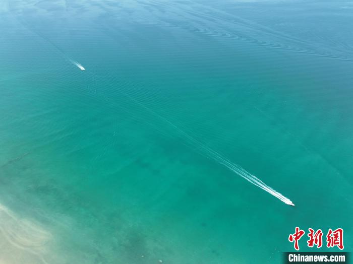 圖為航拍仲夏時(shí)節(jié)，青海湖湖水碧波蕩漾?！∑钤鲚?攝