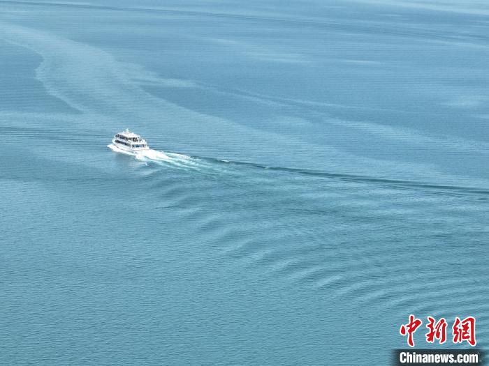 圖為航拍仲夏時(shí)節(jié)，青海湖湖水碧波蕩漾?！∑钤鲚?攝
