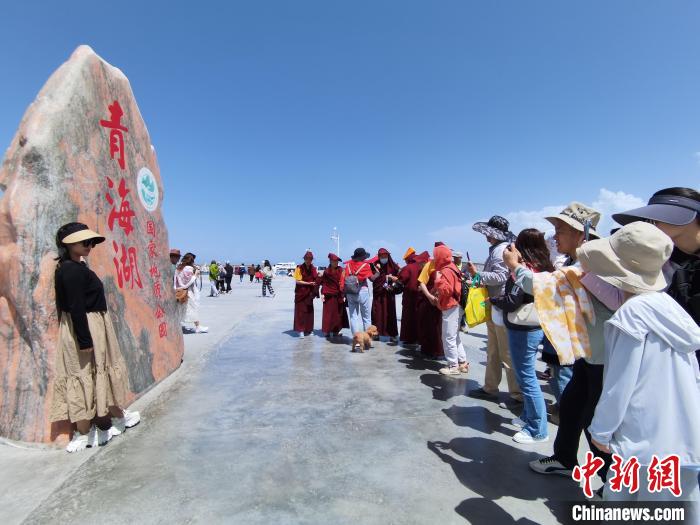 圖為航拍青海湖美景引游客拍照打卡?！∑钤鲚?攝