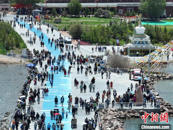 圖為航拍青海湖二郎劍景區(qū)游客眾多?！∑钤鲚?攝