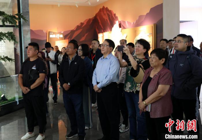 圖為臺商參訪祁連山國家公園生態(tài)科普館?！⊙Φ?攝